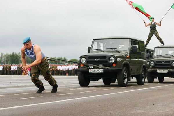 Гордятся, что служили в десантных войсках Гордятся, что служили в десантных войсках