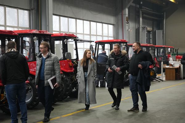 Делегация из Москвы посетила Бобруйский завод тракторных деталей и агрегатов Делегация из Москвы посетила Бобруйский завод тракторных деталей и агрегатов