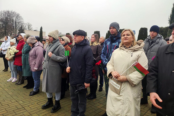 Наш коллектив на митинге, посвященном Дню Октябрьской революции Наш коллектив на митинге, посвященном Дню Октябрьской революции