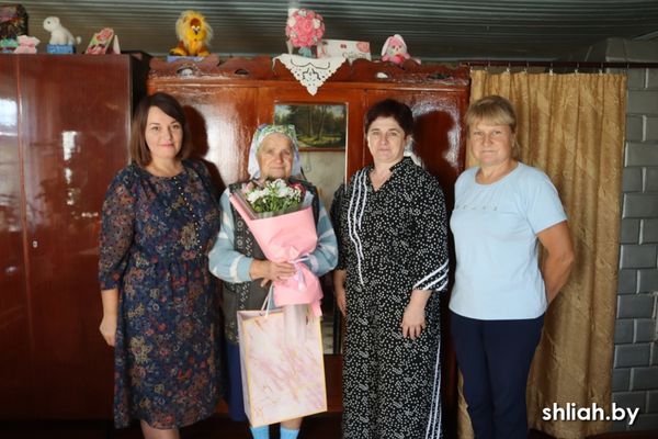 С юбилеем поздравили Розалию Бровко С юбилеем поздравили Розалию Бровко